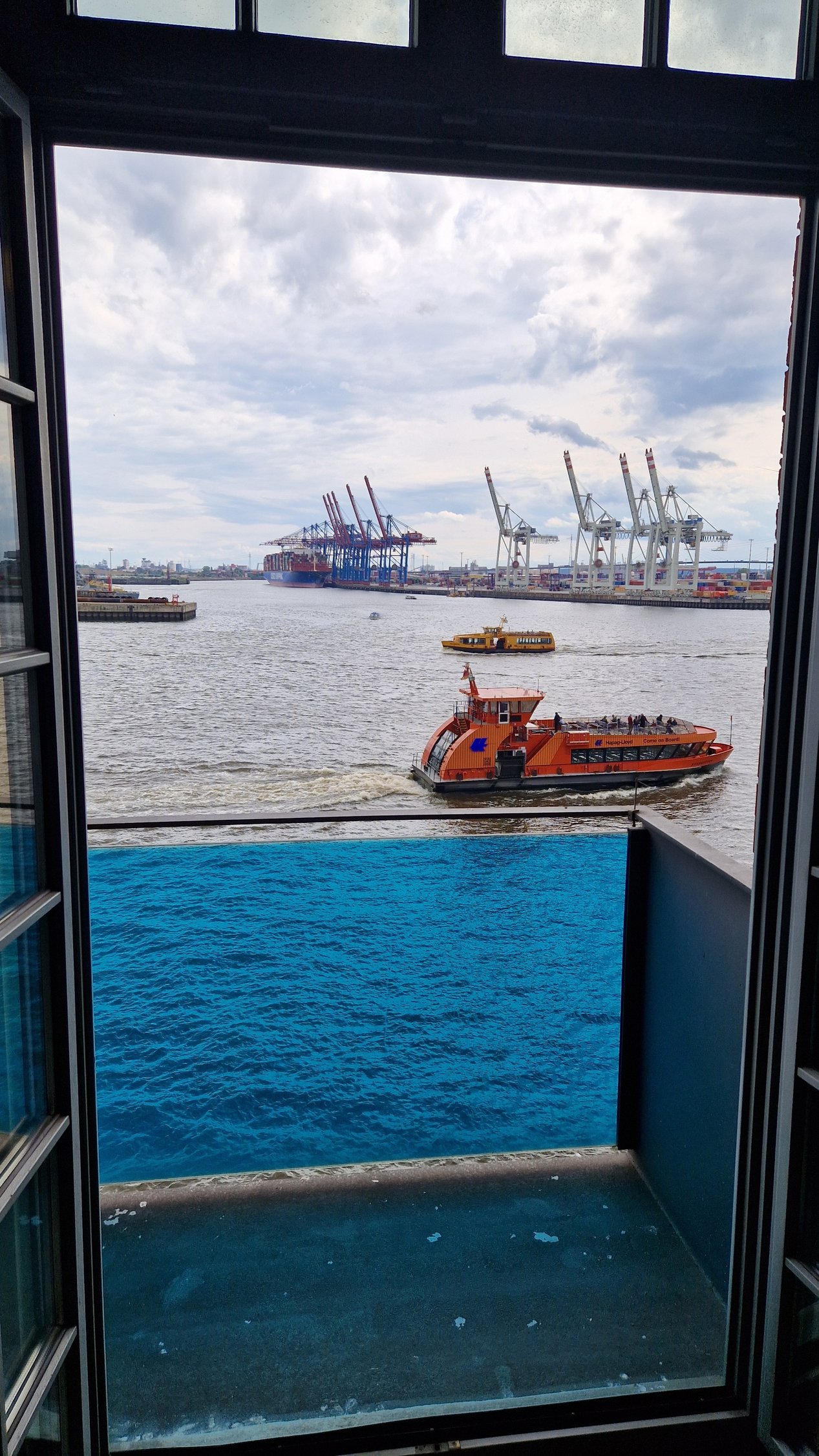 Ausblick auf den Hamburger Hafen
